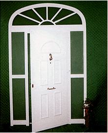 Puerta aluminio curvada con laterales fijos